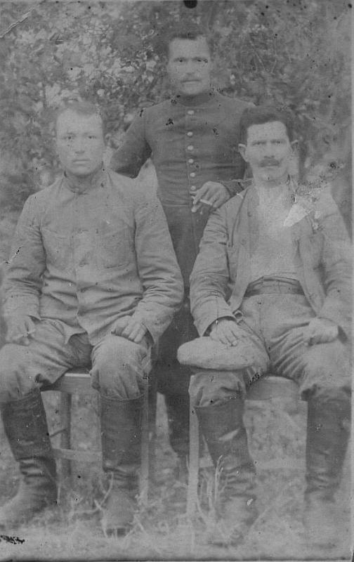 1900-2.jpg - Ok. roku 1900. Od lewej Paweł Cypara, Reczkowski Szymon i nn
