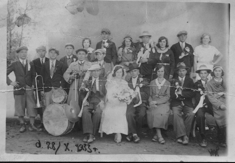 1933-1.jpg - 1933 rok. Ślub Honoraty Nawrockiej z Antonim Krężałkiem /po prawej stronie młodej, a po lewej Jan Nawrocki/. Po prawej młodych Katarzyna  i Stanisław Jaracz i Paweł Nawrocki z dziewczyną z Bani. Z tyłu od lewej wysoki Michał Nawrocki, obok H. i T. Dedowicz