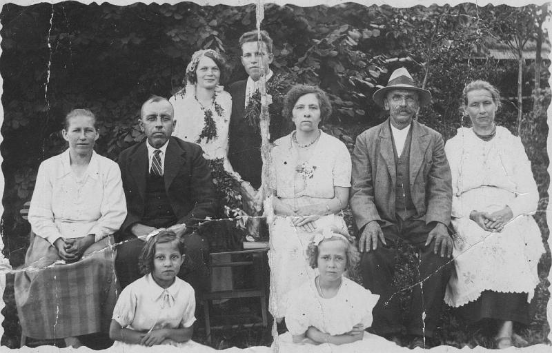 1935-1a.jpg - Rok ok. 1935 Rodzina Nawrockich i Dedowiczów z Kobylan. U góry Helena z Nawrockich i Tadeusz Dedowicz. Od prawej Zofia Nawrocka z Kołaczów, Antoni Nawrocki. Po lewej rodzice Dedowicza