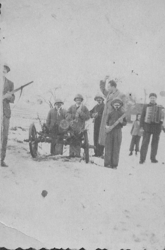 1935-3.jpg - Brama weselna w zimie 1935r.