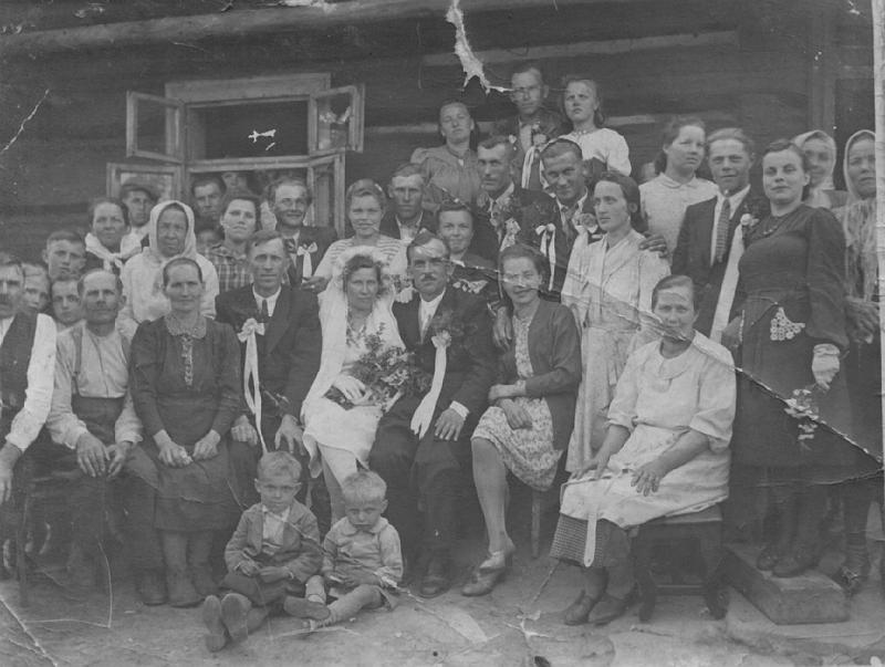 1945-1.jpg - Wesele Marii i Bronisława Zajchowskich w 1945r.