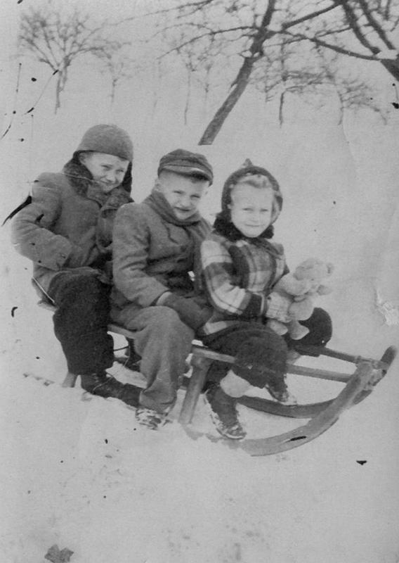 1950-3.jpg - Lata 50-te. Dzieci na sankach.