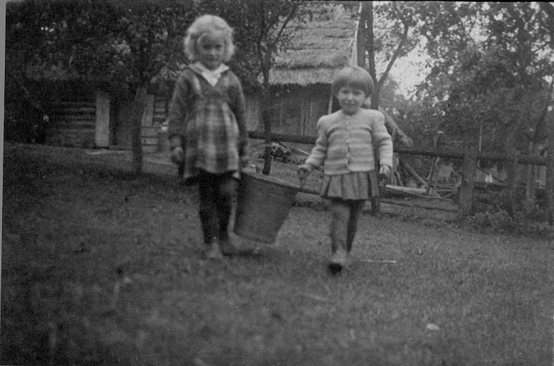 1950-6.jpg - Lata 50-te. Pomocnicy w gospodarstwie