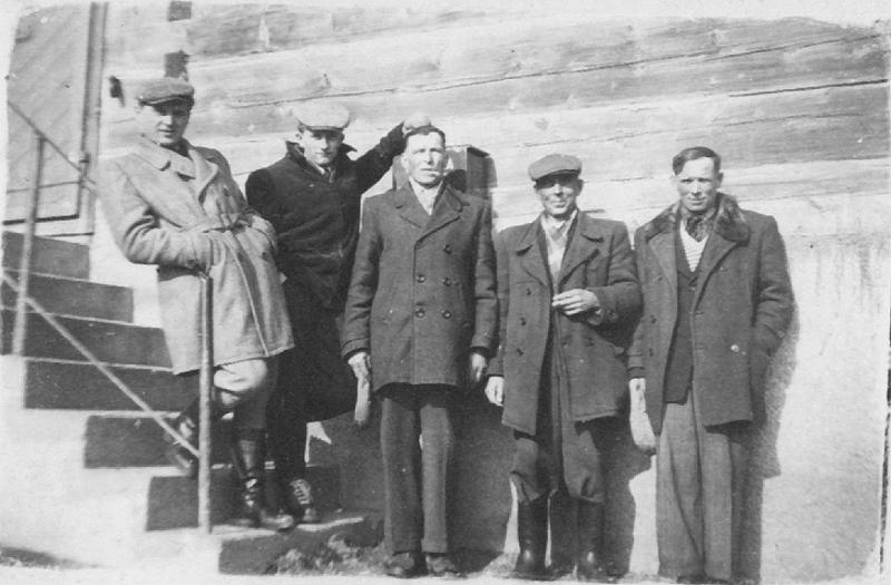 1950-8.jpg - Lata 50-te. Na schodach prowadzących do poczty /z tyłu skrzynka/ panowie, od lewej: Kozielec Władysław, Kołacz, Głowa Franciszek, Ireneusz Jastrzębski, Marian Piotrowski.jpg