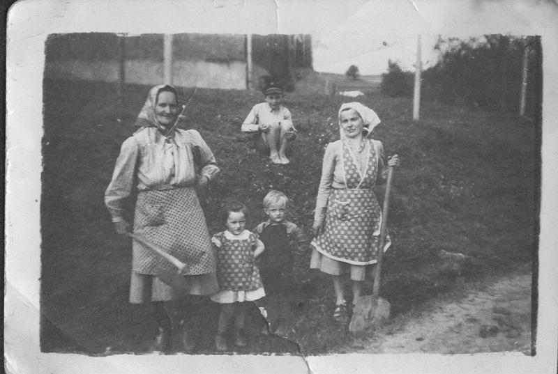 1953-1.jpg - Kobiety pracujące na tzw. szarwarku przy budowie drogi. Od prawej Michalina Władysław, Krystyna Kołacz oraz Zajchowska.
