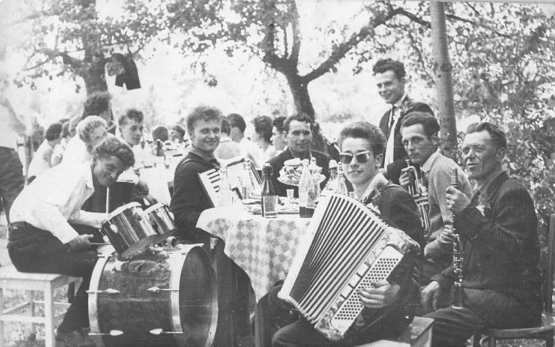 1958-1.jpg - Muzykanci wiejscy pod wodzą Wojciecha Świątka na wiejskim weselu w 1958r.