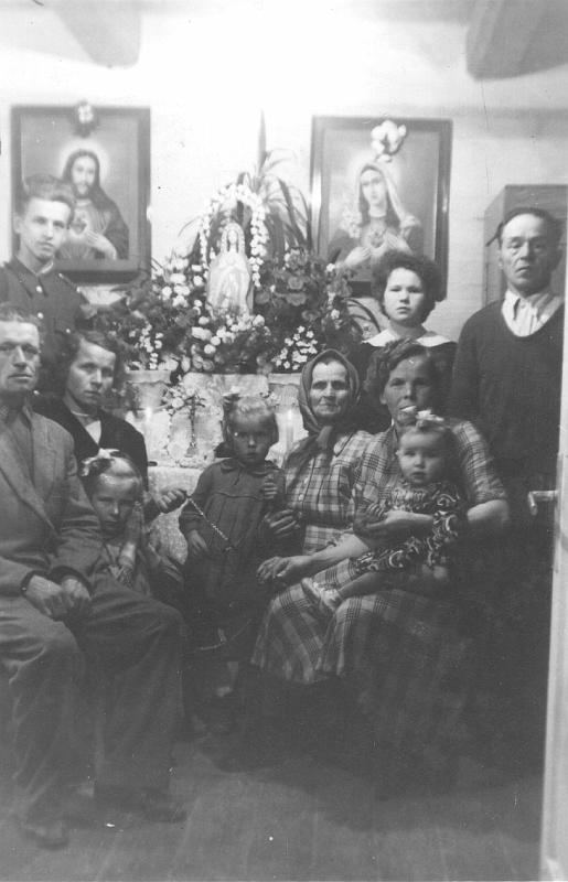 1959-1.jpg - Peregrynacja Rożańca w rodzinach w roku 1959. Rodziny Krężałków, Kyców i Jastrzębskich