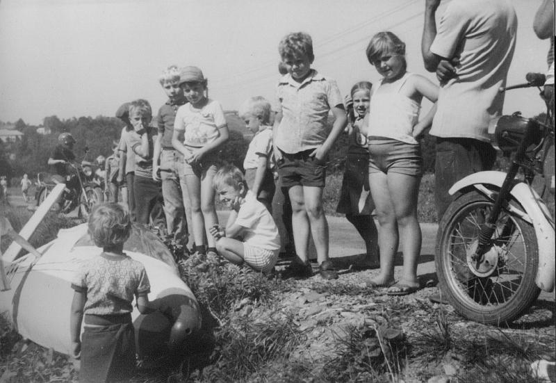1970-1.jpg - Upadek szybowca w Łękach Dukielskich w latach 70.
