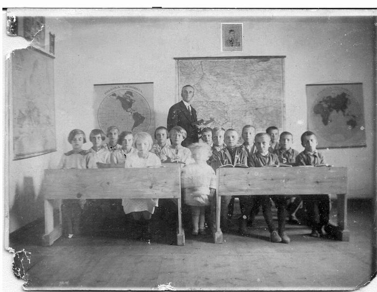 1930-1.jpg - Rok 1930. Klasa IV z nauczycielem p. Kobryniem