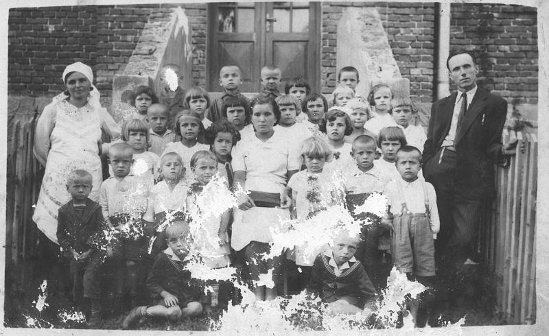1934-1.jpg - Dzieci przed szkołą w roku 1934 z nauczycielem p. Kobryniem.jpg
