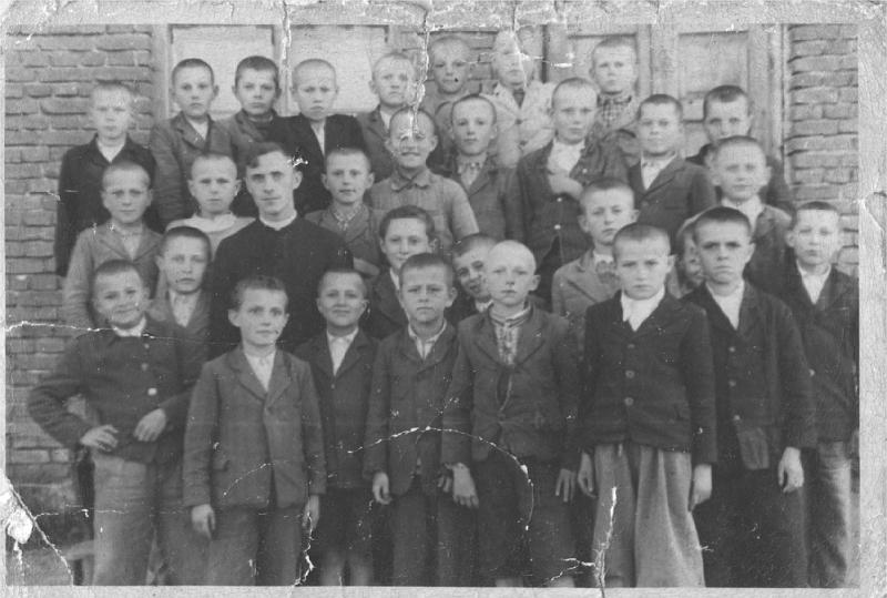 1942-1.jpg - Klasa V z księdzem w 1942 roku przed szkołą