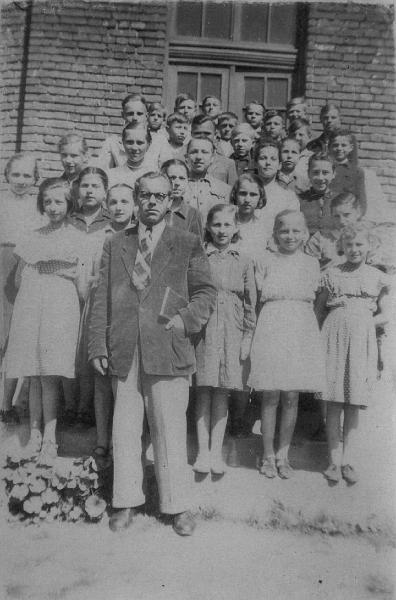 1955-1.jpg - 24 V 1955. Rocznik 1941 z kierownikiem szkoły p. B. Węgrzynem.jpg