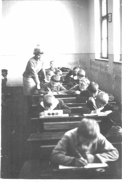 1960-2.jpg - Klasa II z nauczycielką p. Zmarzówną w 1962r.
