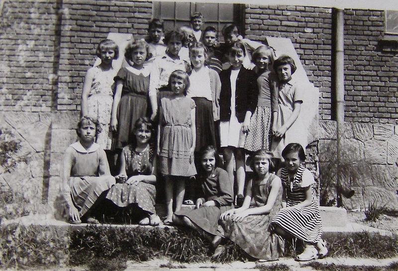 1961-2.JPG - Rocznik 1948 przed szkołą  w roku 1961