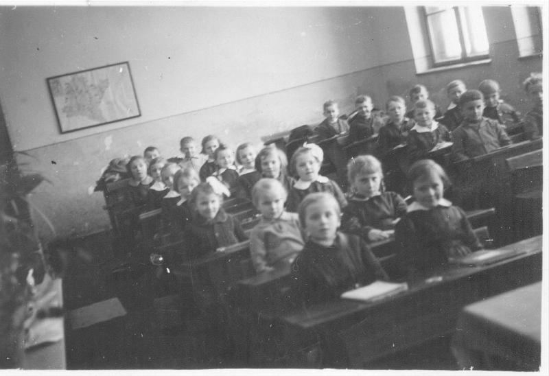 1963-1.jpg - Klasa II na lekcji w 1963r.