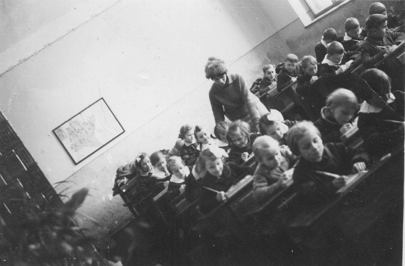 1963-2.jpg - Klasa II na lekcji w 1963r. z naucz. p Zmarzówna