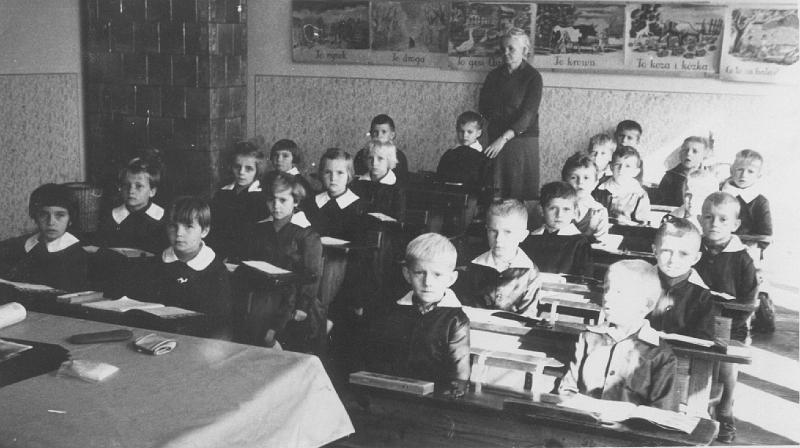 1964-2.jpg - Klasa I z wychowawczynią  p. Janiną Węgrzyn w roku 1964