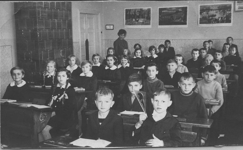 1964-3.jpg - Klasa IV w roku 1964 na lekcji z p. Janiną Kubaszczyk