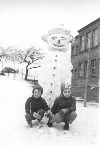 1964-5.jpg - 1 Lepienie bałwana przed szkołą 1964r.jpg