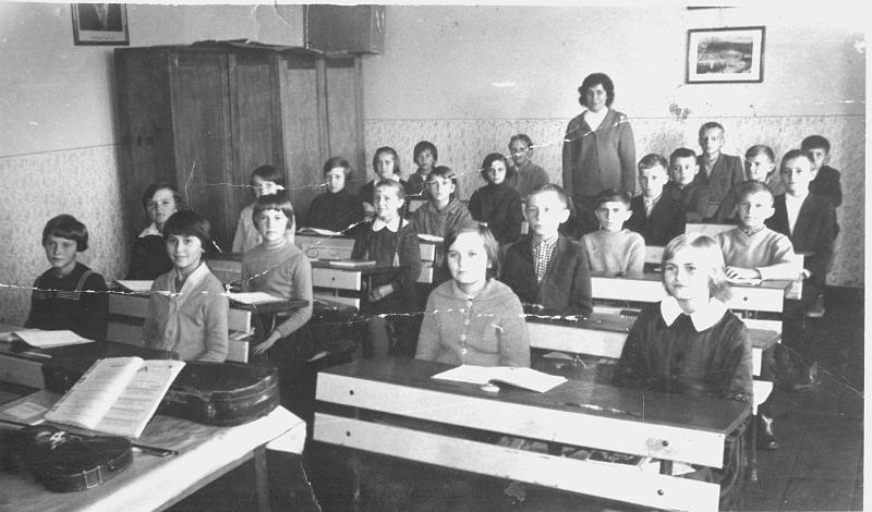 1964-6b.jpg - Rok szkolny 1964/65 Na lekcji Muzyki z p. Podkul klasa V
