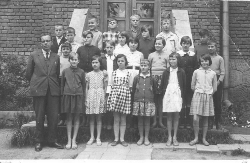 1964-7.jpg - Rok szkolny 1964/65. Klasa V z kierownikiem szkoły p.B.Węgrzynem