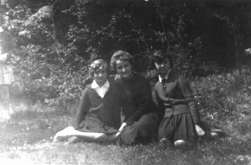1966-1b.jpg - Rok 1966. Nauczycielka p. Dziadosz z uczenincami klasy VII