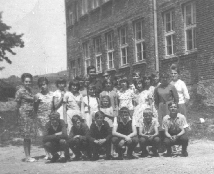 1966-2.jpg - Rocznik 1952 na zakończenie szkoły  z nauczycielami. Od prawej p. Czaja,  p. Podkul, z tyłu p. Mikulski, p. Jurczak /w okularach/  po prawej p. Wierdak i p.Dziadosz