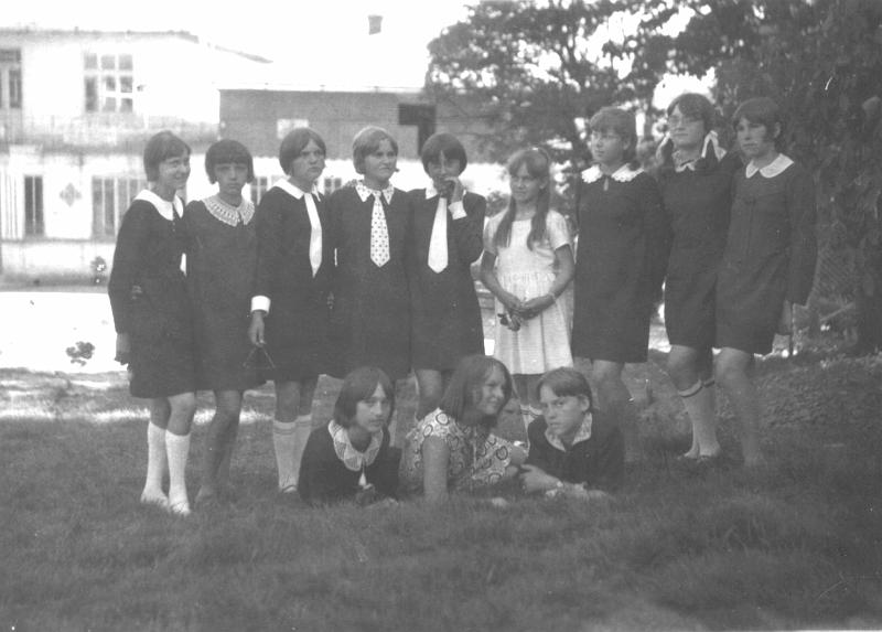 1966-4.jpg - Zakończenie VIII klasy w roku 1966