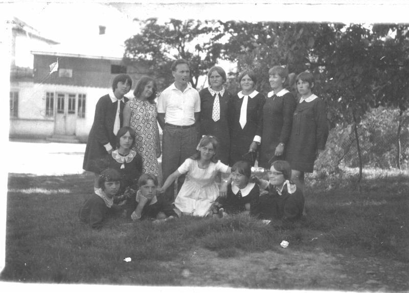 1966-5.jpg - Zakończenie ósmej klasy w 1966 roku. Uczennice z p. J.Czają