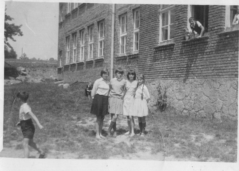 1967-2.jpg - Klasa VII przed szkołą w roku szkolnym 1966 / 67