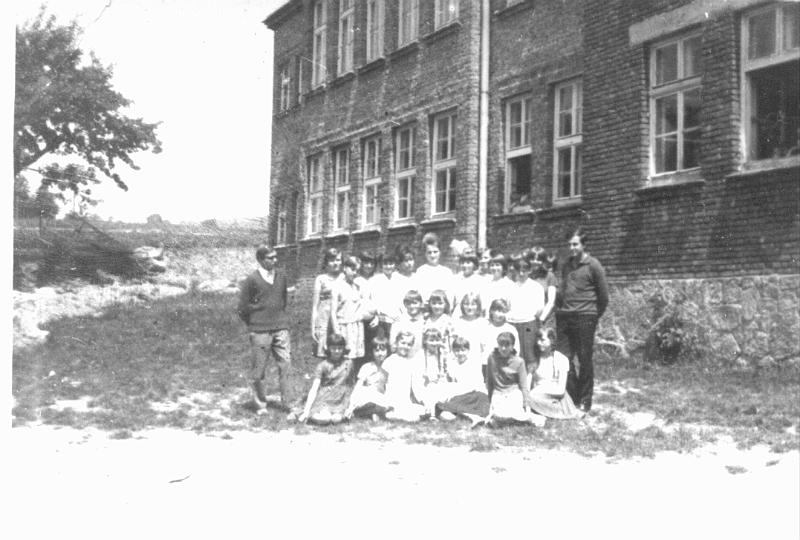 1967-3.jpg - Rok 1967. Panowie Witold Makulski, Kazimierz.Jurczak i p. Wanda Dziadosz  z klasąVII