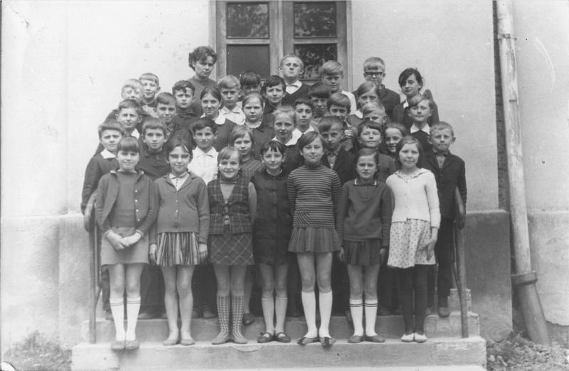 1969-2.jpg - Klasa IV rocznika  1958 w roku 1969 z wych. Z. Wierdak