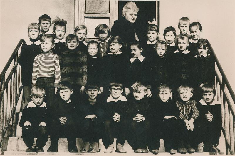 1971-1.jpg - Rok 1971 Klasa III z wych p. Janiną Węgrzyn