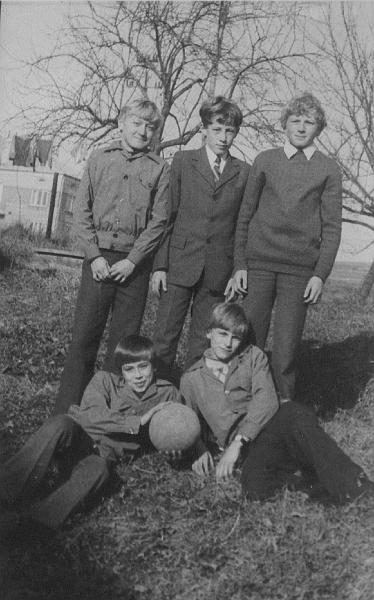 1975-1.jpg - Chłopcy z klasy VII w 1975r.