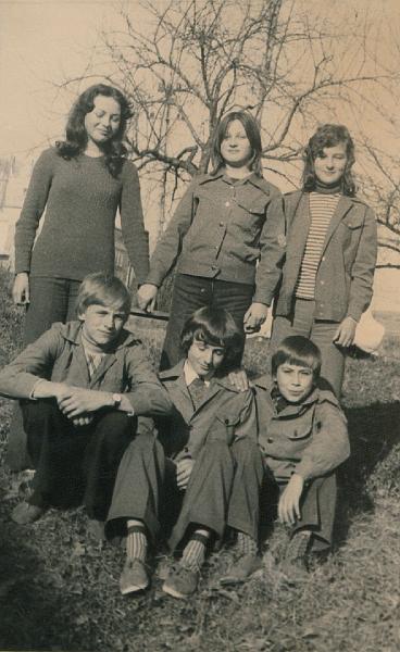 1975-2.jpg - Rok 1975. Młodzież szkolna na pamiątkowej fotografii