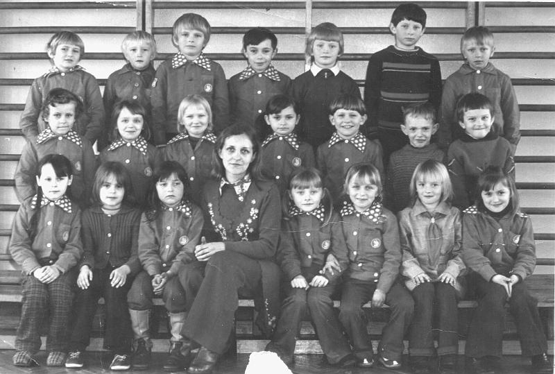 1976-1.jpg - Klasa II w 1976r. z wychowawczynią p. St. Musiał