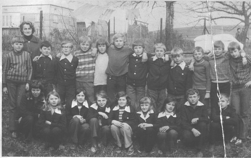 1976-3.jpg - Klasa V z wychowawczynią p. W. Dziadosz