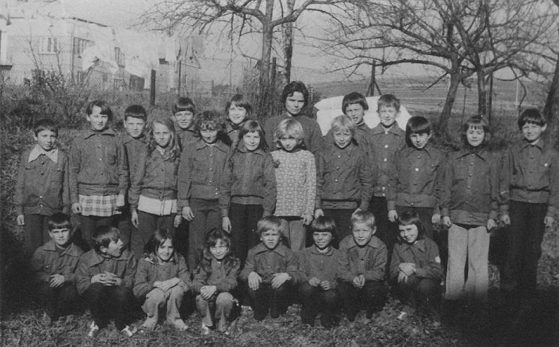 1976-4.jpg - Rok 1976. Rocznik 1965 z wychowawczynią p. Zytą Wierdak