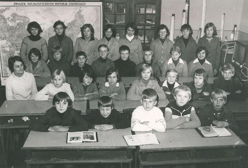 1977-1.jpg - Rok 1977. Klasa rocznika 1966 na lekcji z p. W. Dziadosz