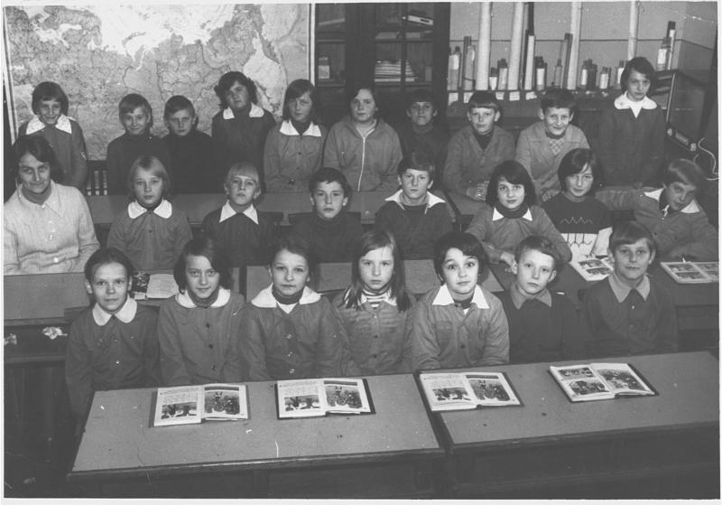 1979-1.jpg - Rok 1979. Klasa V z wychowawczynią p. W. Dziadosz na lekcji