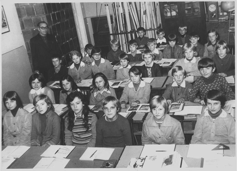 1979-2.jpg - Rok 1979. Klasa VII na lekcji geografii z p. B.Wegrzynem
