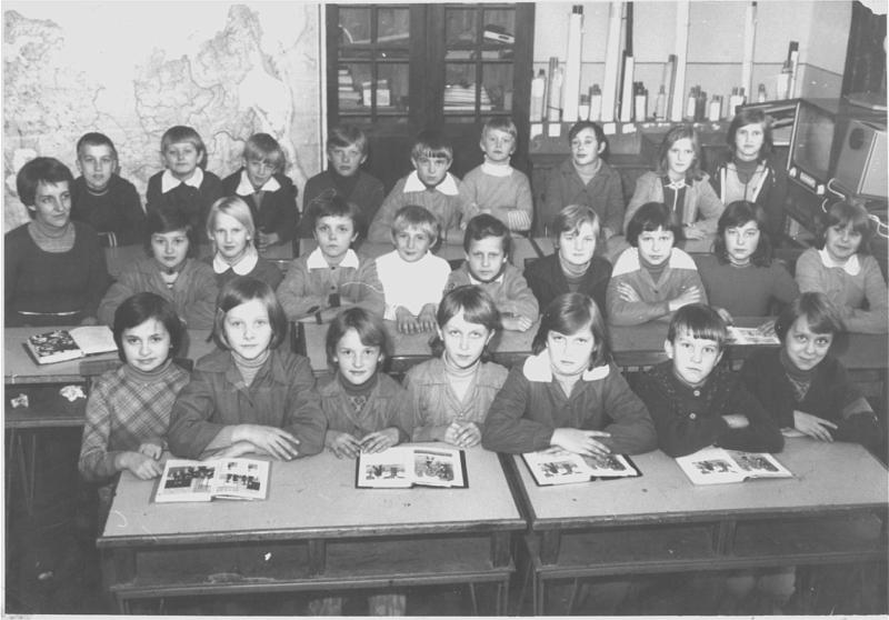 1980-2.jpg - Klasa VI z wychowawczynią p. S. Musiał
