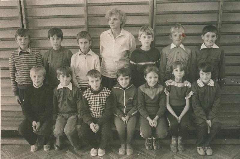 1984-1.jpg - Rocznik 1974 w roku 1984 z p. Zofią Trynkiewicz