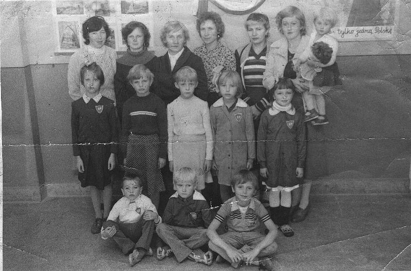 1987-1.jpg - Rodzice z dziećmi i nauczycielkami w szkole na Myszkowskiem w latach 80.