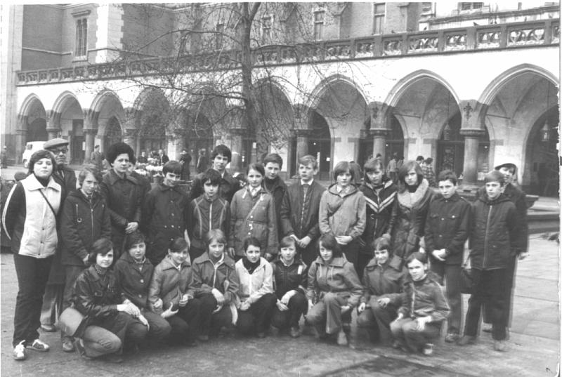 1987-2.jpg - Rok 1987. Wycieczka szkolna do Krakowa z p.B.Węgrzynem i p. Teresą Świątek