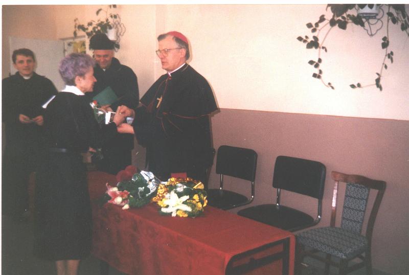 1994-1.jpg - Abp Józef Michalik w szkole na Myszkowskiem w 1994 roku