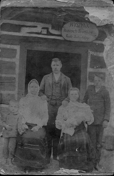 1900-1.jpg - Zdjęcie wykonane przed rokiem 1900. Gospoda u Pawła Jastrzębskiego. Nz. Paweł z matką, żoną i dziećmi. Obecnie w miejscu tego domu mieszkają pp. M. i A. Aszlarowie