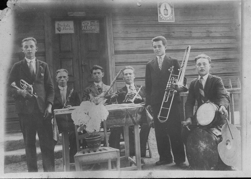 1930-1.jpg - Zespół wiejski. Rok ok. 1930 pod domem Nawrockiego Antoniego /później syna Michała, obecnie dom nie istnieje, a na placu postawiono dom w którym mieszka rodzina pp. Cieklińskich/. Od prawej: Józef Fruga, Eugeniusz Gniady /były sołtys/, Soliński, Michał Nawrocki, Bolesław Czaja, Władysław Zborowski.
