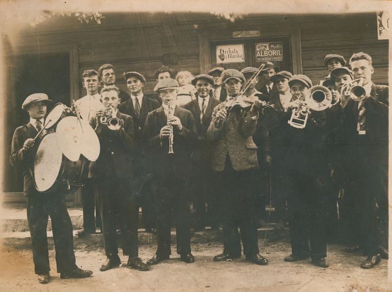 1930-2.jpg - Zespół wiejski. Rok ok. 1930 pod domem Nawrockiego Antoniego /później syna Michała, obecnie dom nie istnieje, a na placu postawiono dom w którym mieszka rodzina pp. Cieklińskich/. Muzykanci wiejscy z poprzedniej fotografii + "kawalerka łęcka"