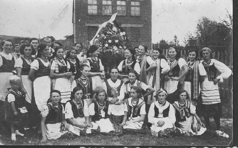 1936-2.jpg - Dożynki wiejskie 1936r. W tle budynek szkoły